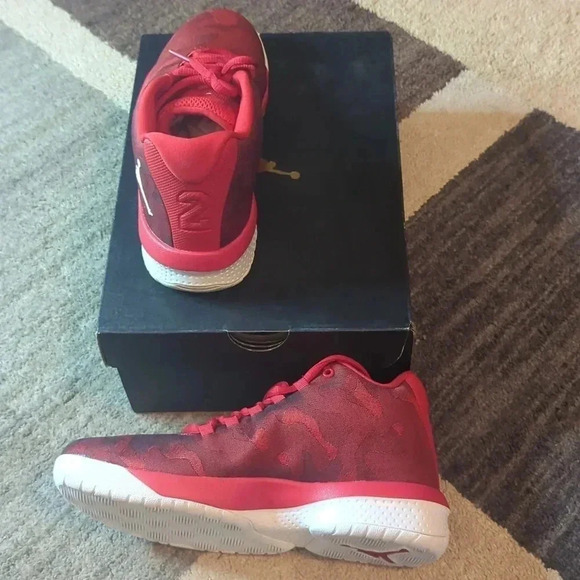 Jordan B. FLY BG SIZE 5.5Y UNIVERSITY RED/WHITE - Picture 4 of 6